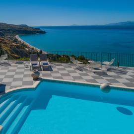 Garbis Villas & Apartments, hotell i Lourdata