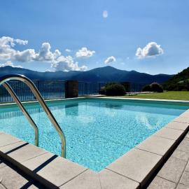 Italian Vacation Homes - La Petite Maison du Lac, hotel in Tavernola Bergamasca