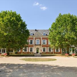 Logis Domaine De Valaudran, hotel di Salbris