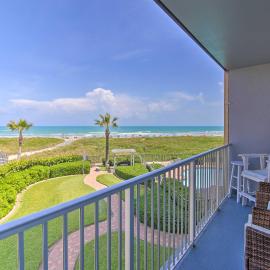 Sunny Oceanfront Condo on South Padre Island Beach, hotel em South Padre Island