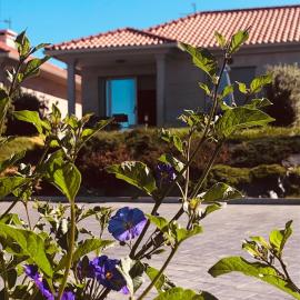 Casa con jardín al lado de Playa Hío, hotel in Vilanova