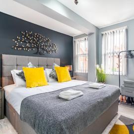 Elegant - Near Stonehenge - Free Parking - Sleeps 6 - Netflix - Smart TV's By Teza Homes Serviced Accommodations: Amesbury şehrinde bir otel