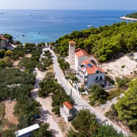 ISLAND HVAR LUXE Holiday Villa Maslina with Beach、ミルナのホテル