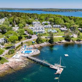 Spruce Point Inn Resort and Spa, хотел в Бутбей Харбър