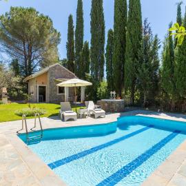 Petrinos Cottage: Dafnila şehrinde bir otel