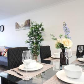 Skyvillion-STEVENAGE Amazing 3Bed House, Garden, Free Off Street Parking for 2 Cars, WiFi