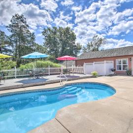Cozy Ironton Cabin w/ Shared Pool & Private Patio!, hotel a Ironton