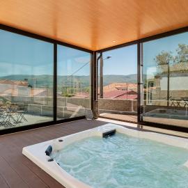 Casa de Lagarinhos JACUZZI SPA JOGOS GYM - SERRA DA ESTRELA - SEIA - GOUVEIA, хотел в Гоувея