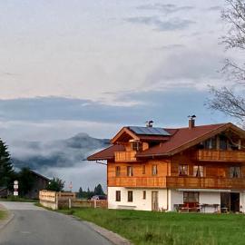 Ferienwohnungen Am Kranzbach FeWo1, hotelli kohteessa Krün