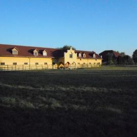 Torony Lovarda Magánszállás, Hotel in Kiskunfélegyháza