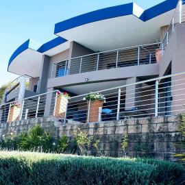 Over The Moon Guesthouse, hotel in Johannesburg