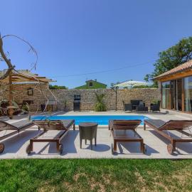 Cozy villa Pietra with private pool and whirpool, hotel a Šišan