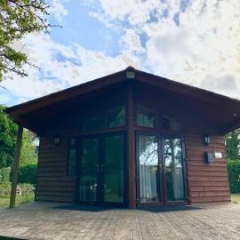 The Reading three bedroom chalet with gardens, suitable for contractors