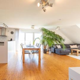 Große 120 qm Ferienwohnung für 6-12 Personen mit Parkplatz nahe Bamberg, Hotel in Adelsdorf