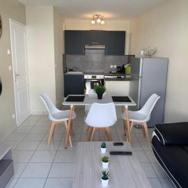 F2 rénové lumineux dans résidence avec balcon et parking, hotel in Talange