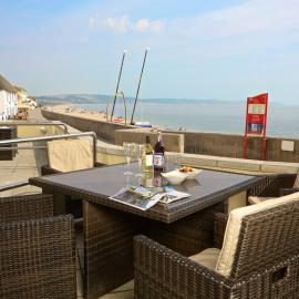 1 At The Beach، فندق في Beesands