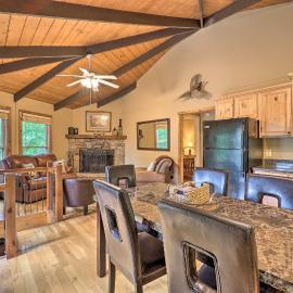 2 Mi to Skiing! Wooded Beech Mtn Retreat w/ Decks, hotel di Beech Mountain
