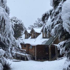 Hot Tub, Snow, Epic Views - ML73485, hotel in Mt Lyford