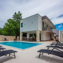Villa Adry, מלון בבריביר