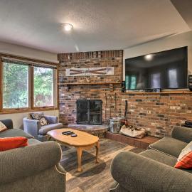 2-Story Townhouse - 1 Mi to Killington Ski Area!, hotel sa Killington