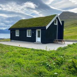 Iconic Turf-Roof House in Gjógv, hotel din Gjógv