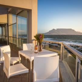 Spacious Luxury 3 Bedroom Apartment B401 Sea Spray, hotel u gradu Bloubergstrand