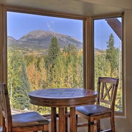 7 Mi to Copper Mtn: Condo w/ Deck & Stunning Views