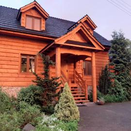 Dom Wilków, hotel i Leoncin