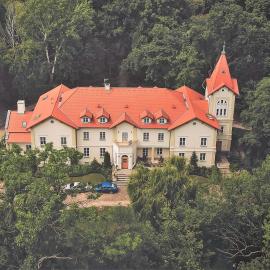 Pałac Kobylin โรงแรมในKobylin
