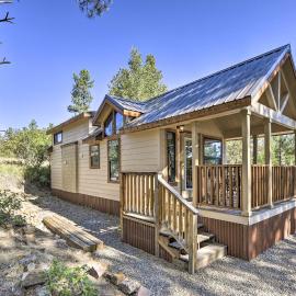 Roomy Pagosa Springs Tiny Cabin: 1 Mi to Downtown, hotel in Pagosa Springs