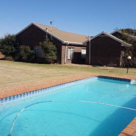 House, Cottage and Contractors Manor, hotel a Meyerton