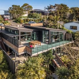 Taonga with Sea Views by Waiheke Unlimited