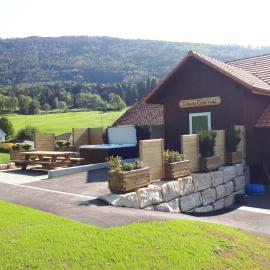 gîtes gorevirat 2 appartements avec jacuzzis et terrasses privatives pour chaque appartement, hotel in Corcelles