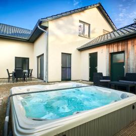 FLEESENTRAUM Villa Silbermöwe - Luxushaus - Ideal für Familien - Whirlpool Sauna Kamin Garten - Hunde willkommen!, Hotel in Göhren-Lebbin