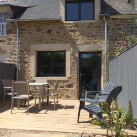 Maison Cosy entre CAP FREHEL et SAINT MALO 1km PLAGE 5min GR34 Wifi Jardin Vélos "CASA OHANA", hotel in Saint-Cast-le-Guildo
