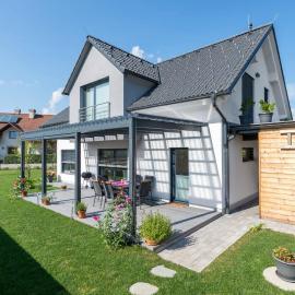 Spacious Family Home near Bled - Modern & Cozy, hotel in Radovljica
