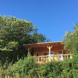 Chalet panoramique et moderne tout confort، فندق في Saizy