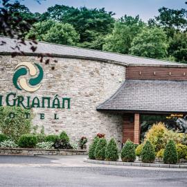An Grianan Hotel, hotel sa Burt
