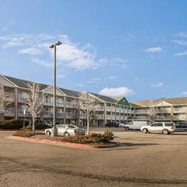 HomeTowne Studios by Red Roof Denver - Airport/Aurora、オーロラのホテル