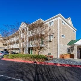 HomeTowne Studios by Red Roof Atlanta - Chamblee, hotel in Atlanta