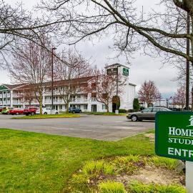 HomeTowne Studios by Red Roof Tacoma - Puyallup, hotel u gradu Pjualup