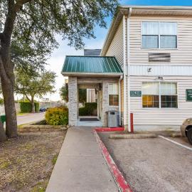 HomeTowne Studios by Red Roof Dallas - North Addison - Tollway, khách sạn ở Addison