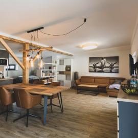 Modernes Loft vor den Toren des Chiemgaus, hotel Tacherting városában