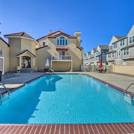 Townhome w/ Balcony < 1 Mi to Wildwood Crest BCH!, хотел в Уайлдууд Крест