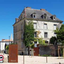 Le Voltaire, hotel em Airvault