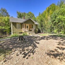 Pet-Friendly Cottage w/ Fire Pit - 3 Mi to SIU!, hotel v destinácii Carbondale