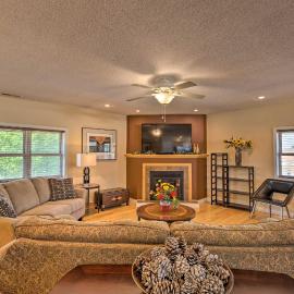 Downtown Yankton Apartment w/ Patio & River View!, hotel in Yankton