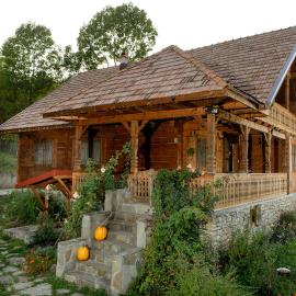 La sat, hotel em Bertea