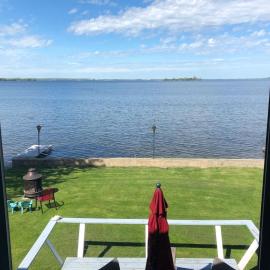 Entire waterfront cottage in carrying place, hotell i Carrying Place