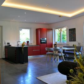 Ruhige Ferienwohnung mit Garten und Garage in Privatvilla